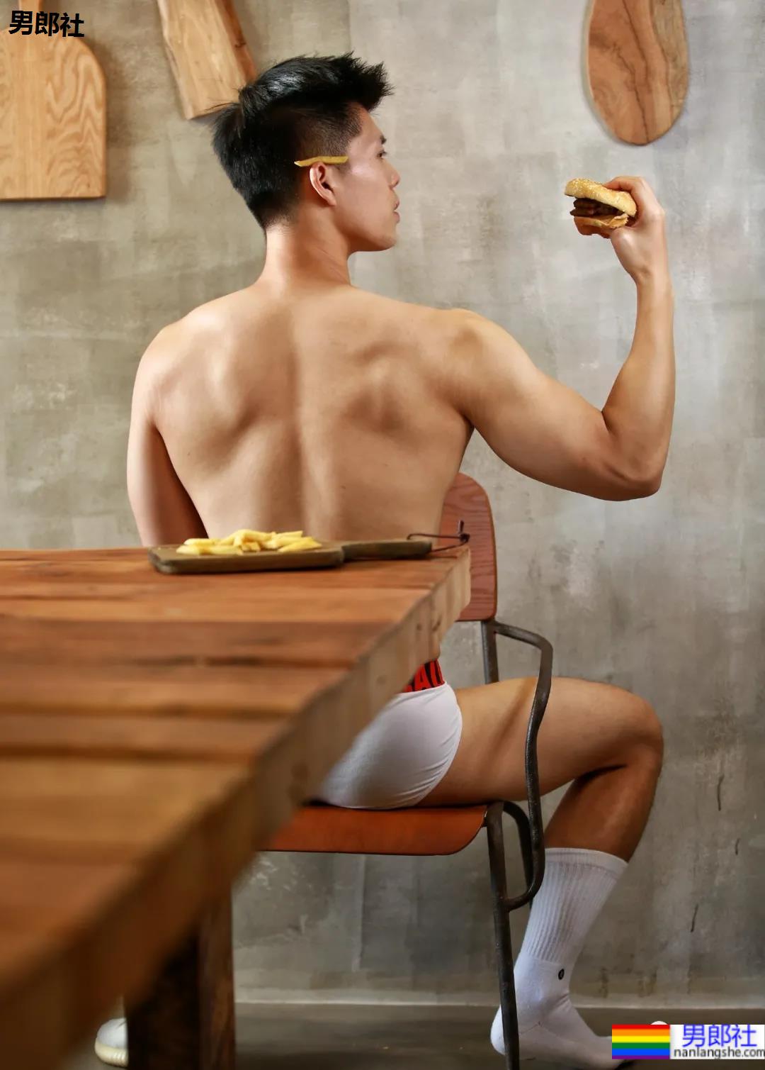 武汉最会穿袜子的肌肉小哥火了，这拍照的角度让网友不淡定 - 51虹马