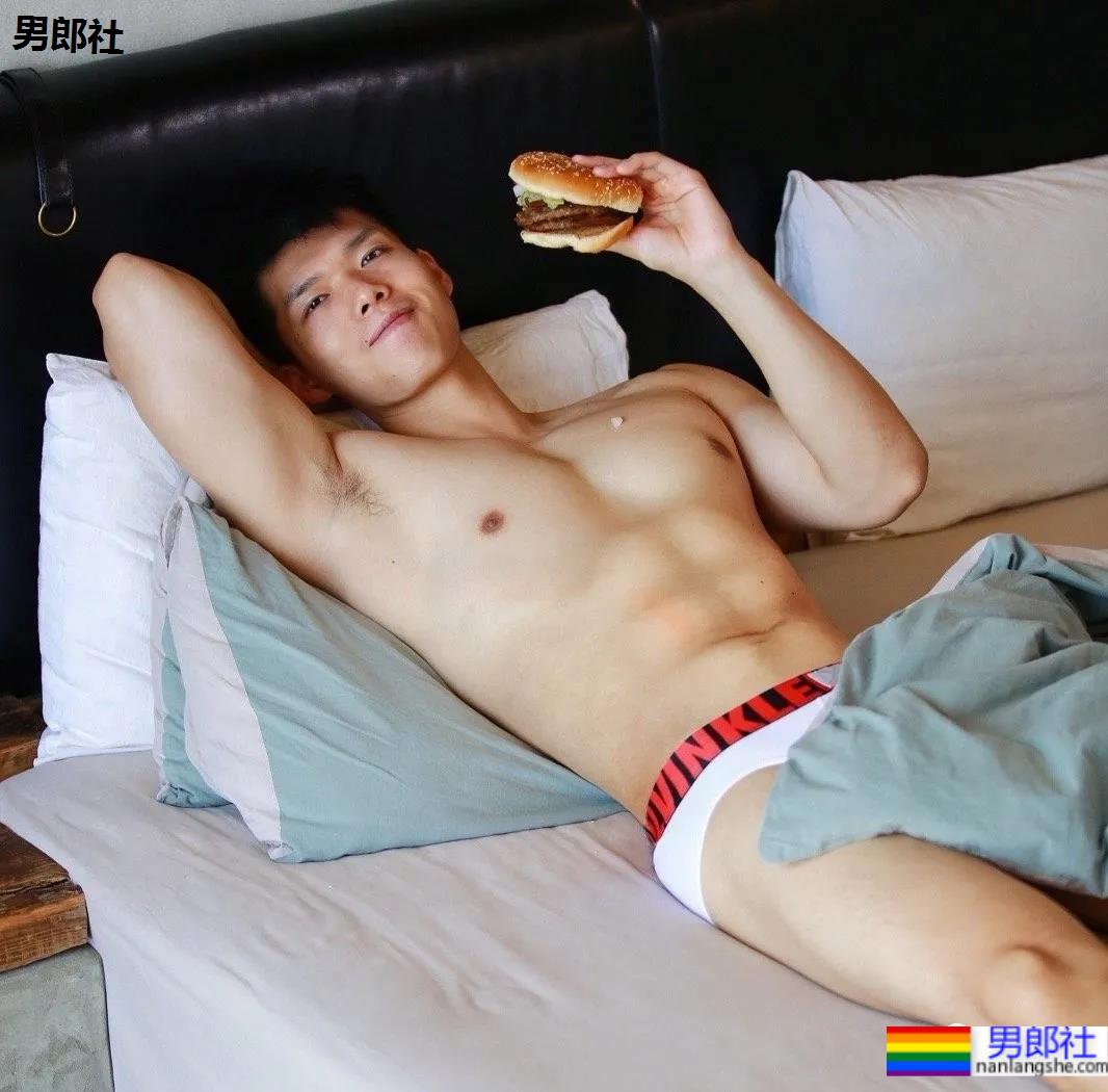 武汉最会穿袜子的肌肉小哥火了，这拍照的角度让网友不淡定 - 51虹马