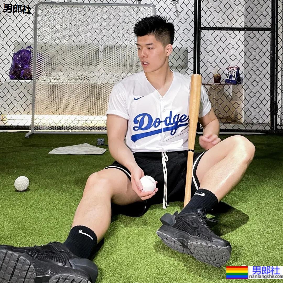 武汉最会穿袜子的肌肉小哥火了，这拍照的角度让网友不淡定 - 51虹马