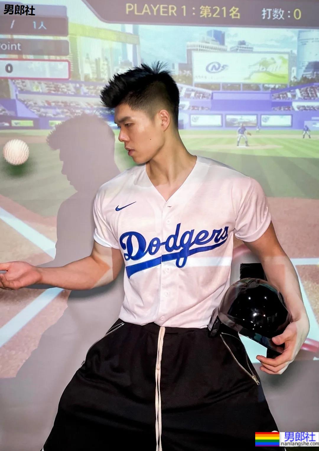 武汉最会穿袜子的肌肉小哥火了，这拍照的角度让网友不淡定 - 51虹马