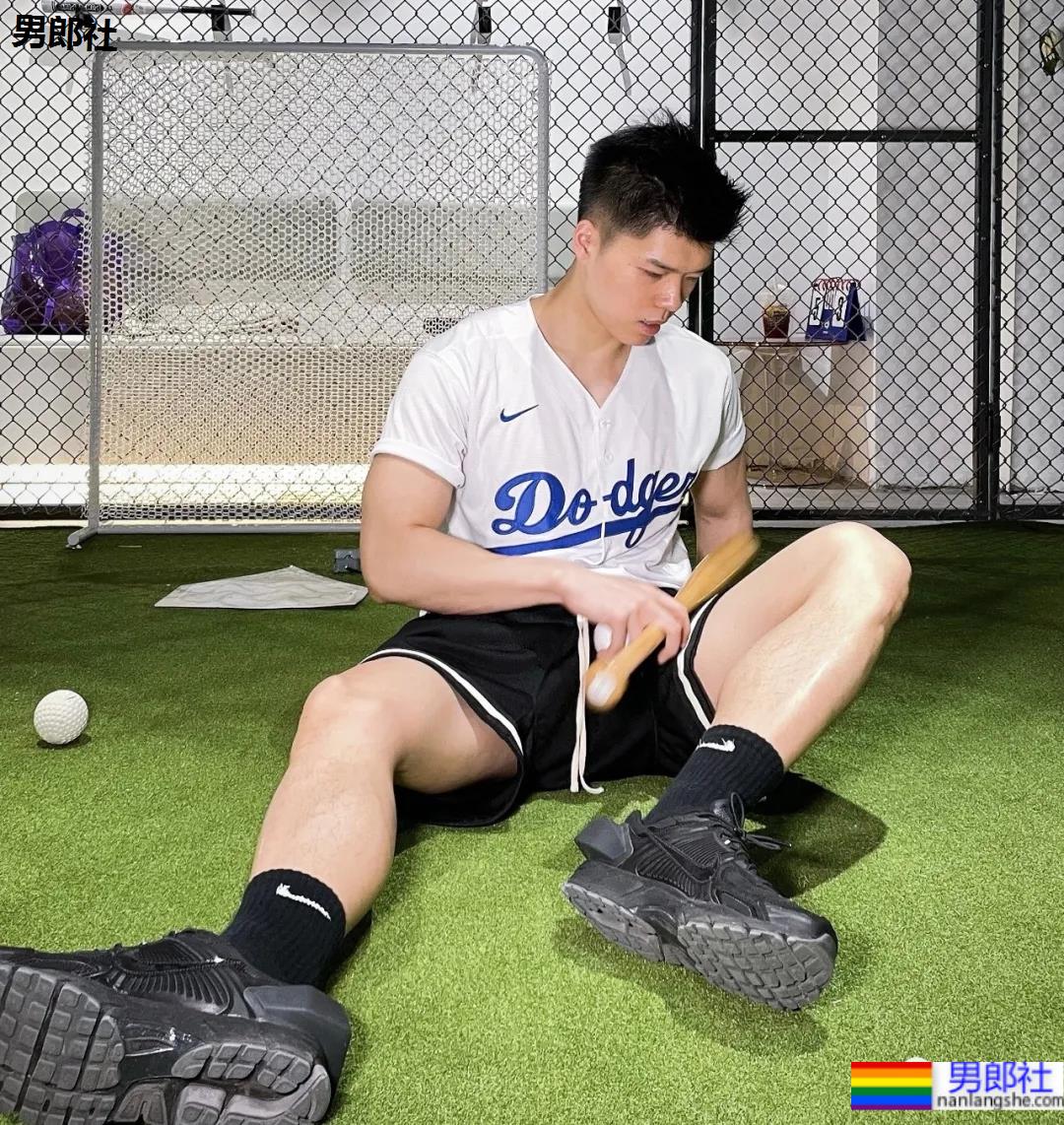 武汉最会穿袜子的肌肉小哥火了，这拍照的角度让网友不淡定 - 51虹马