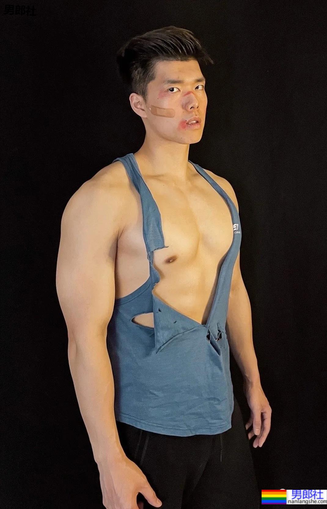 武汉最会穿袜子的肌肉小哥火了，这拍照的角度让网友不淡定 - 51虹马