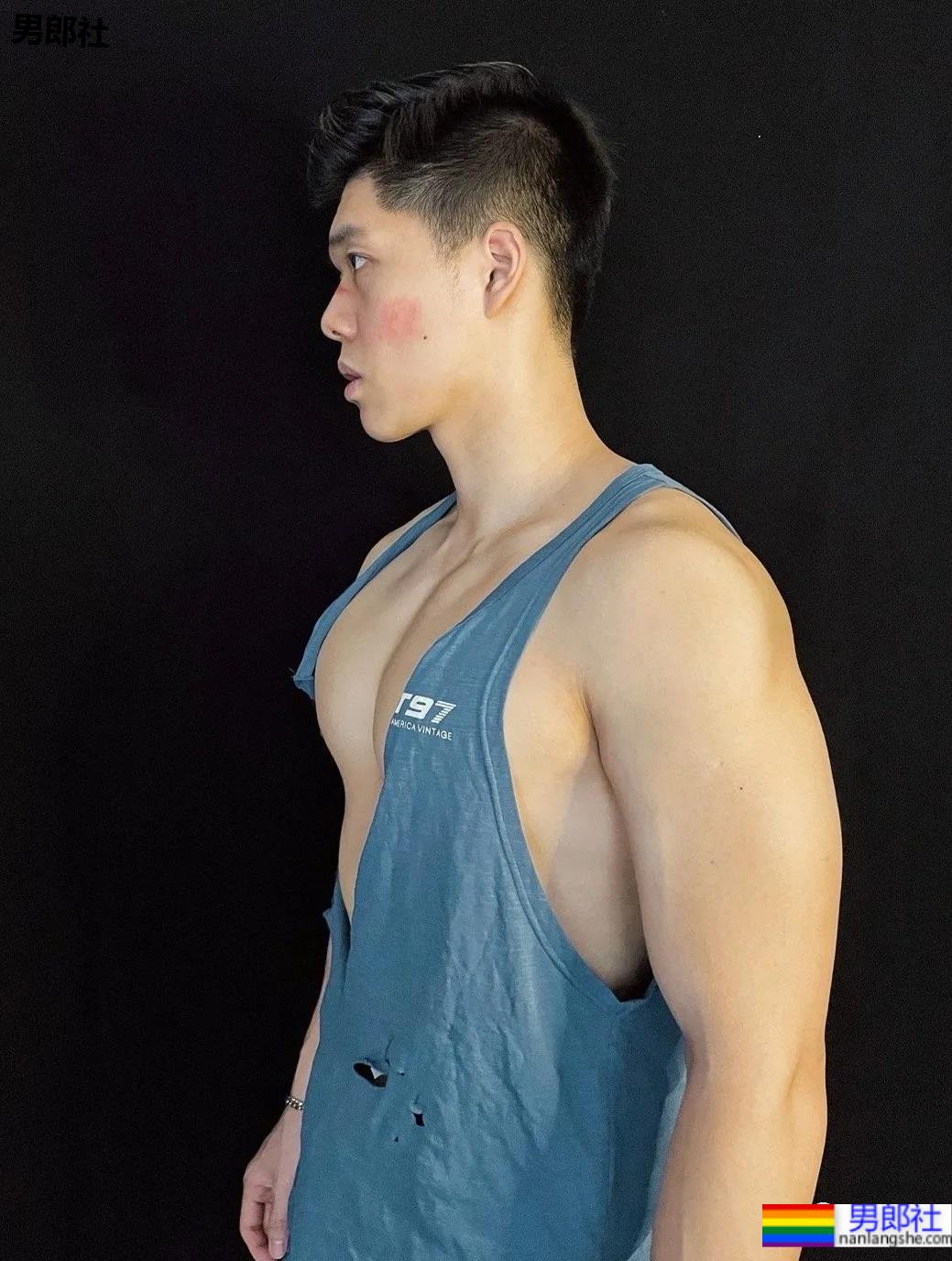 武汉最会穿袜子的肌肉小哥火了，这拍照的角度让网友不淡定 - 51虹马