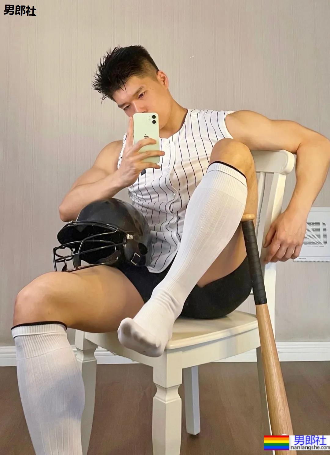 武汉最会穿袜子的肌肉小哥火了，这拍照的角度让网友不淡定 - 51虹马
