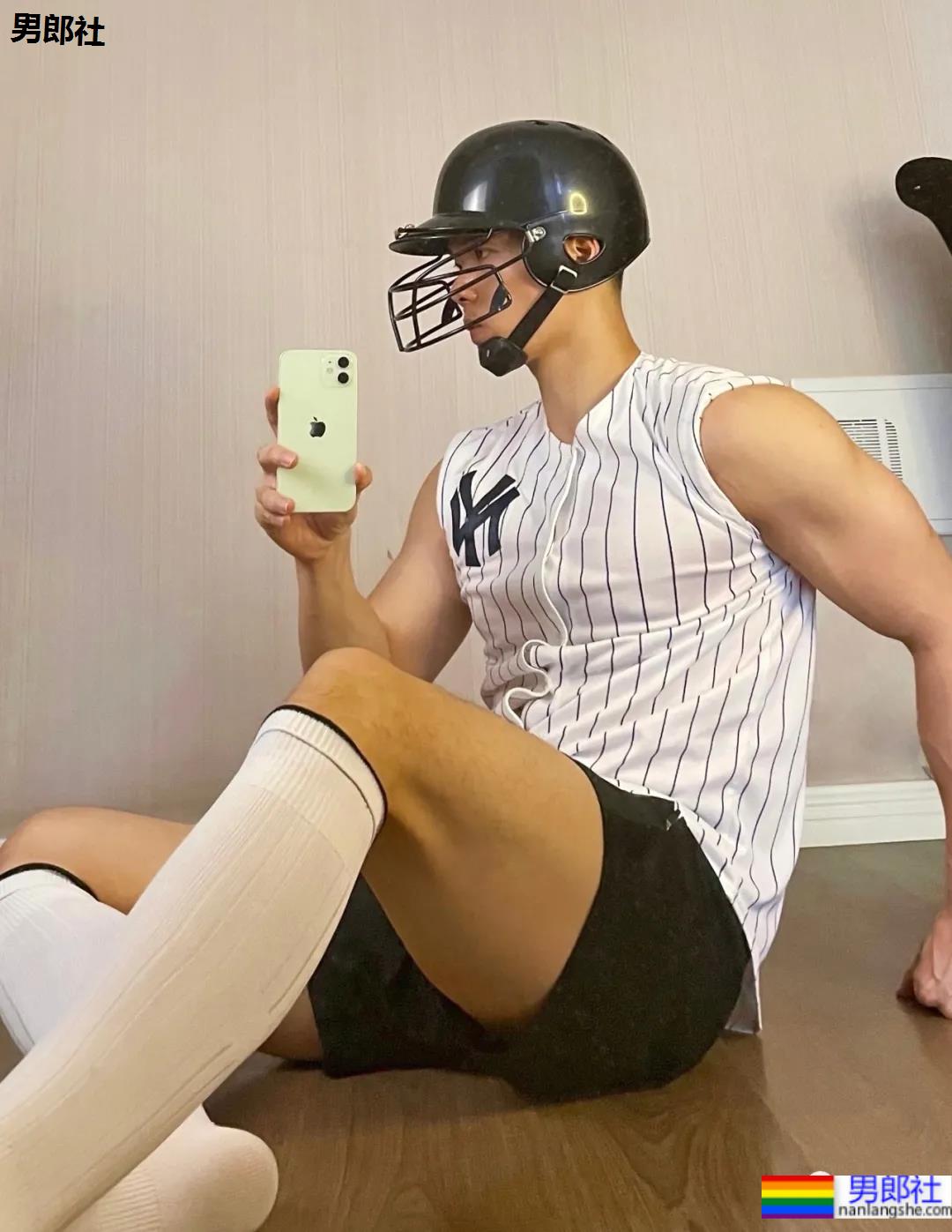 武汉最会穿袜子的肌肉小哥火了，这拍照的角度让网友不淡定 - 51虹马