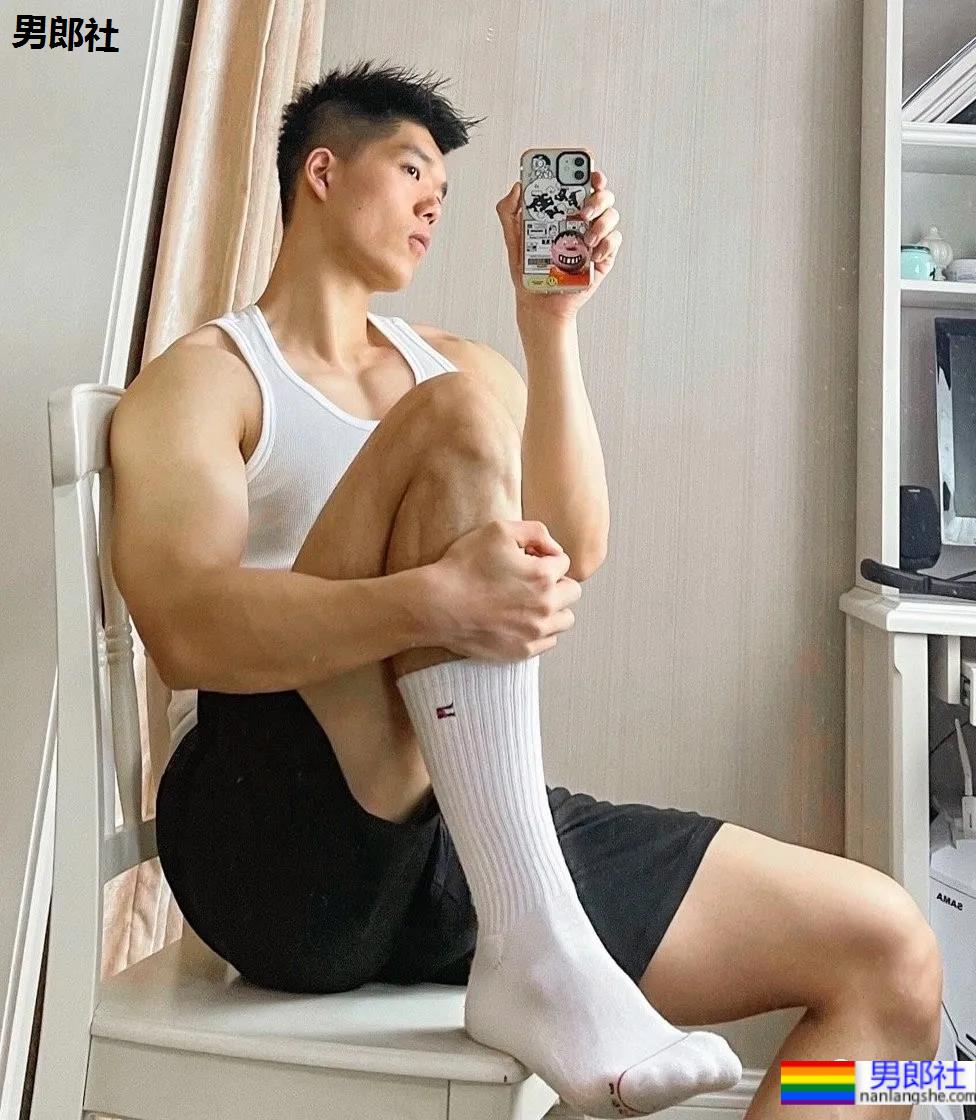 武汉最会穿袜子的肌肉小哥火了，这拍照的角度让网友不淡定 - 51虹马