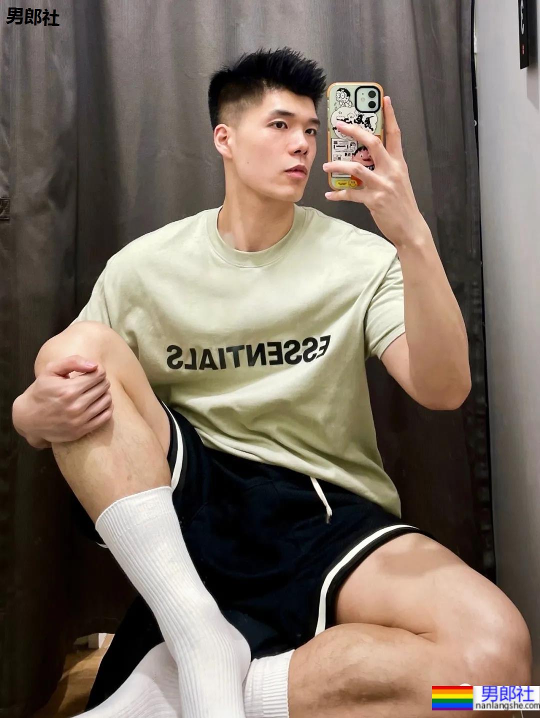 武汉最会穿袜子的肌肉小哥火了，这拍照的角度让网友不淡定 - 51虹马