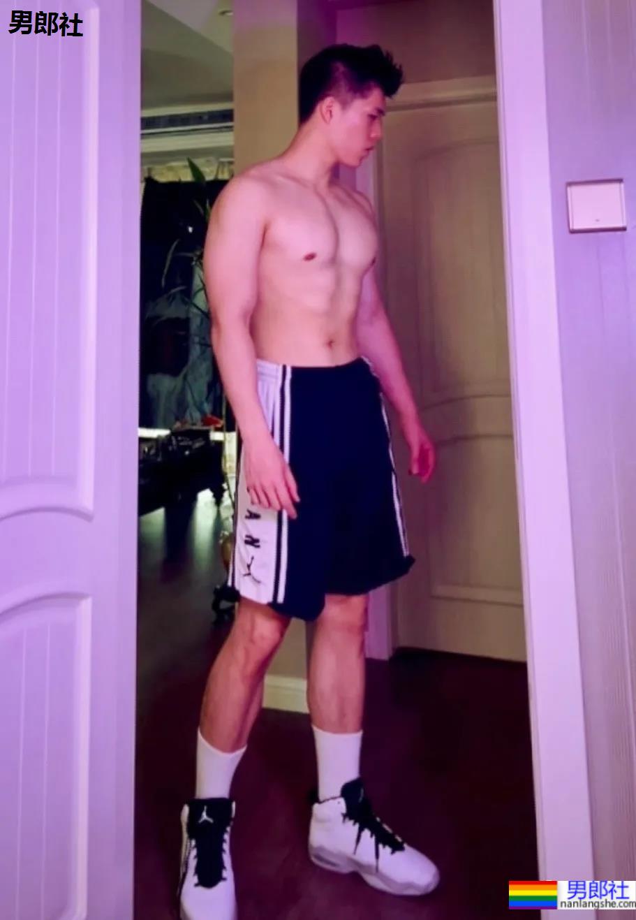 武汉最会穿袜子的肌肉小哥火了，这拍照的角度让网友不淡定 - 51虹马