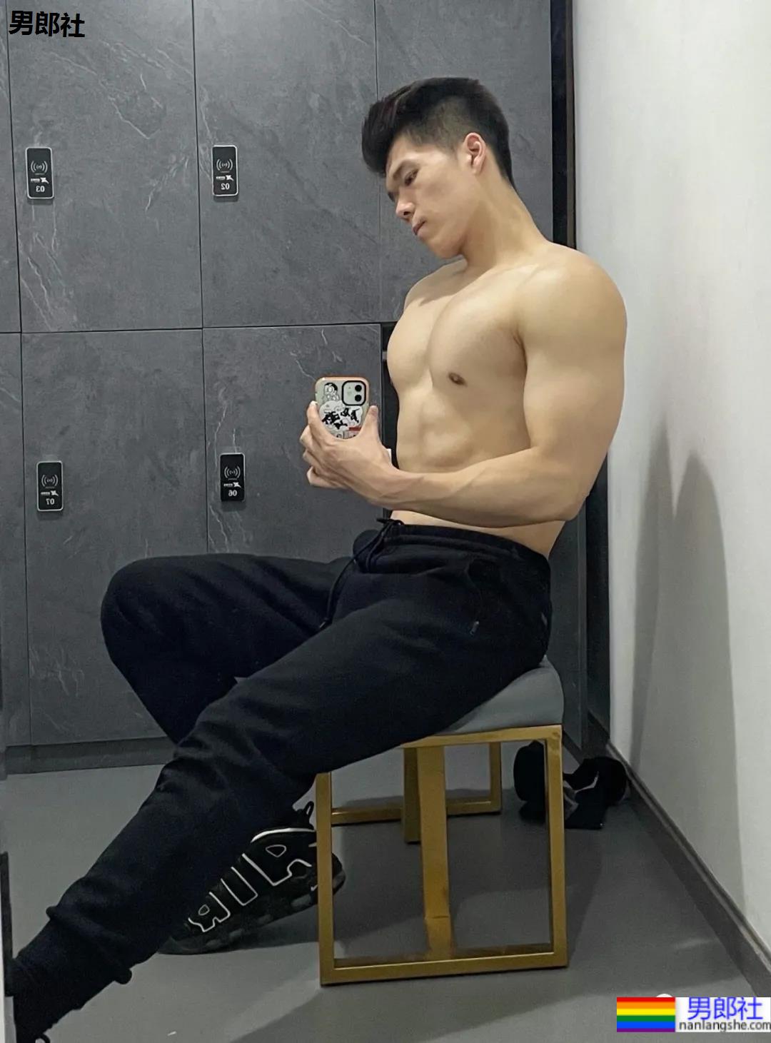 武汉最会穿袜子的肌肉小哥火了，这拍照的角度让网友不淡定 - 51虹马