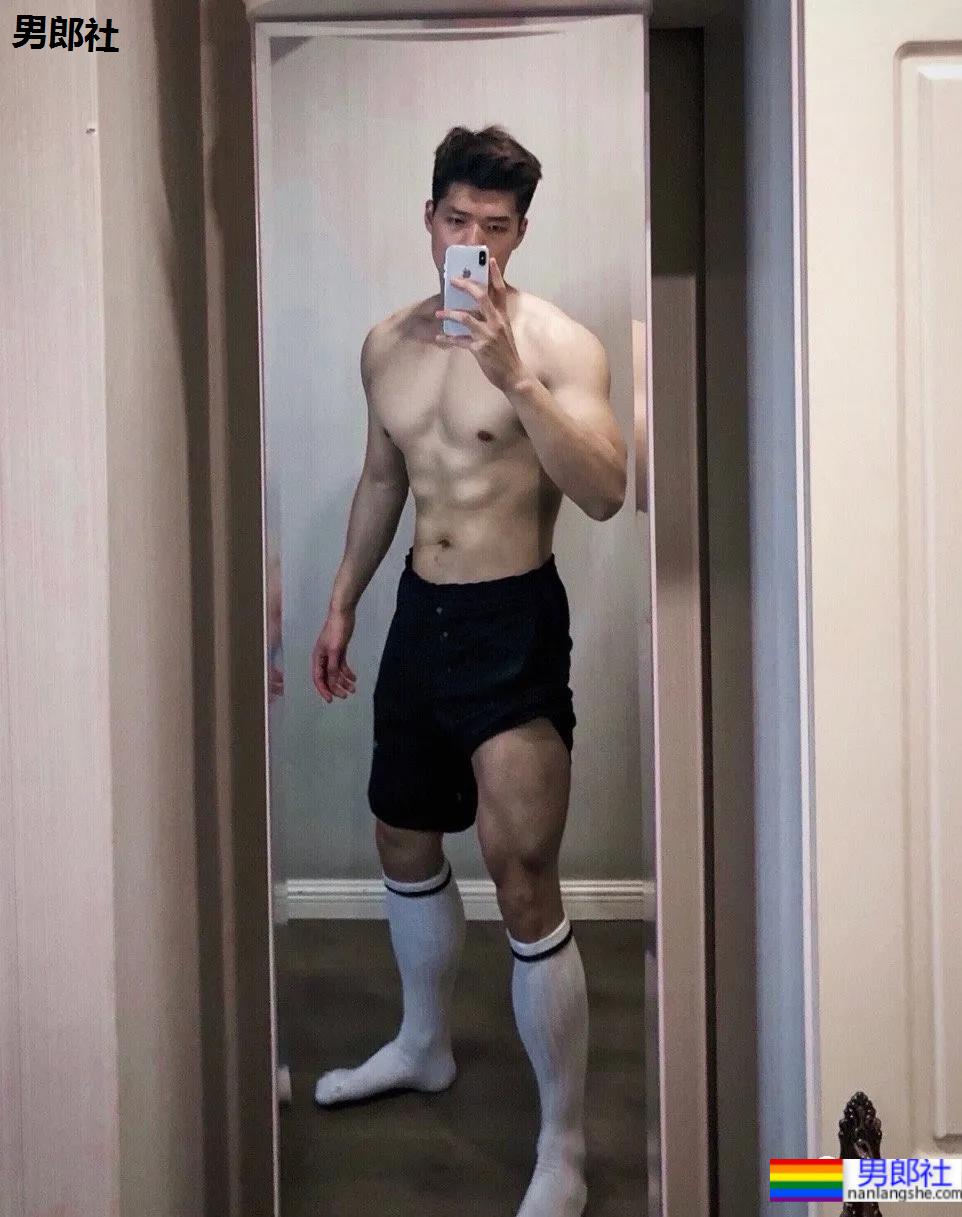 武汉最会穿袜子的肌肉小哥火了，这拍照的角度让网友不淡定 - 51虹马