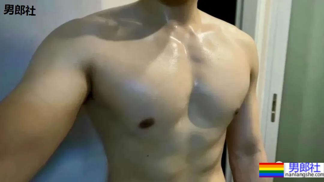 武汉最会穿袜子的肌肉小哥火了，这拍照的角度让网友不淡定 - 51虹马