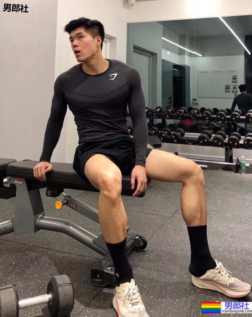 武汉最会穿袜子的肌肉小哥火了，这拍照的角度让网友不淡定 - 51虹马