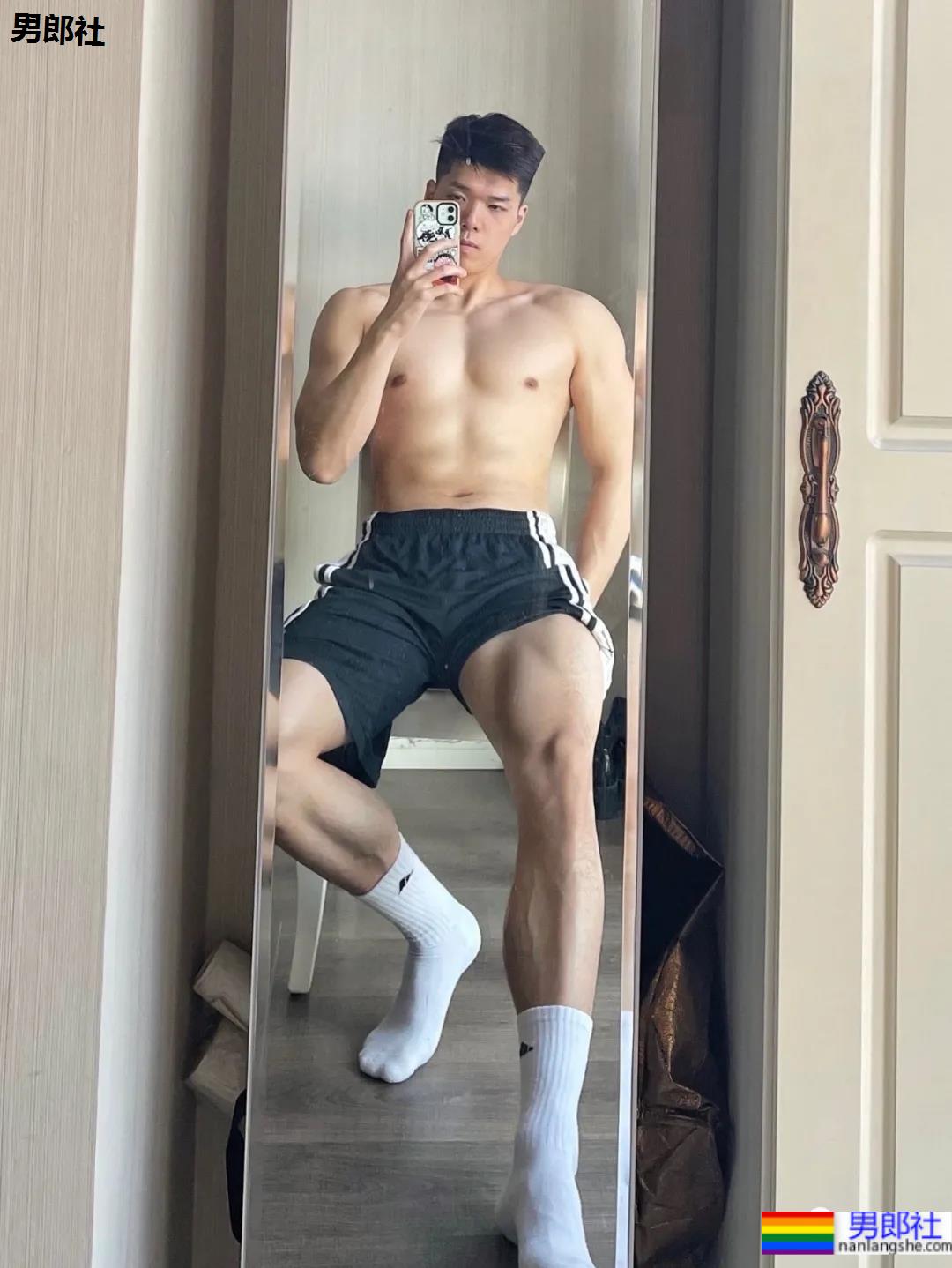 武汉最会穿袜子的肌肉小哥火了，这拍照的角度让网友不淡定 - 51虹马