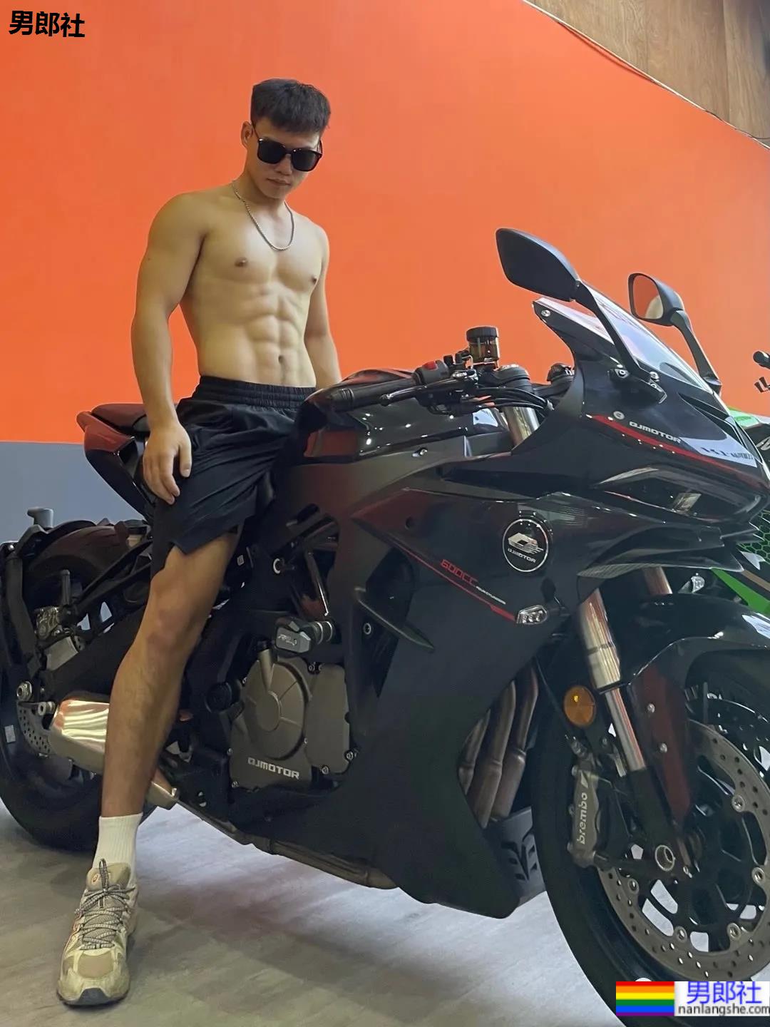 六块腹肌配摩托，这位肌肉小哥帅炸了！-51虹马