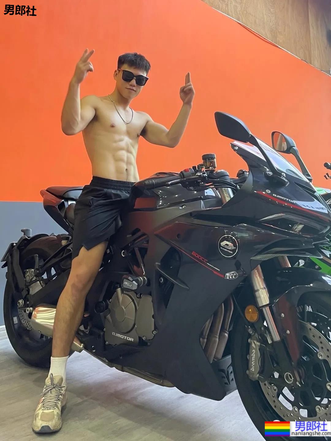 六块腹肌配摩托，这位肌肉小哥帅炸了！ - 51虹马