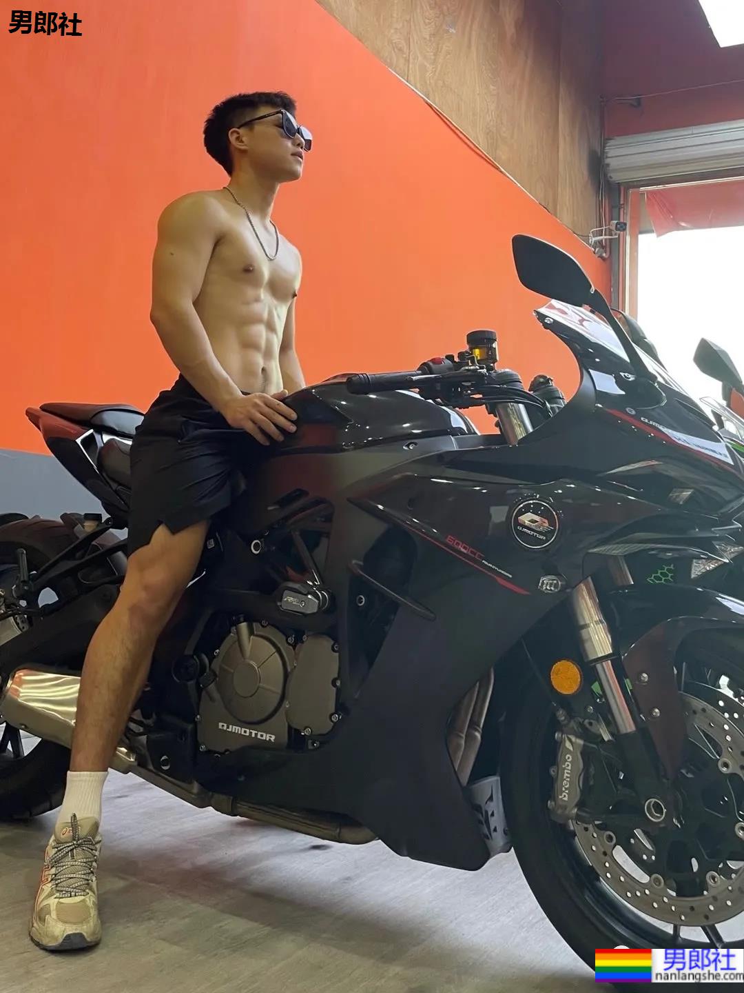六块腹肌配摩托，这位肌肉小哥帅炸了！ - 51虹马
