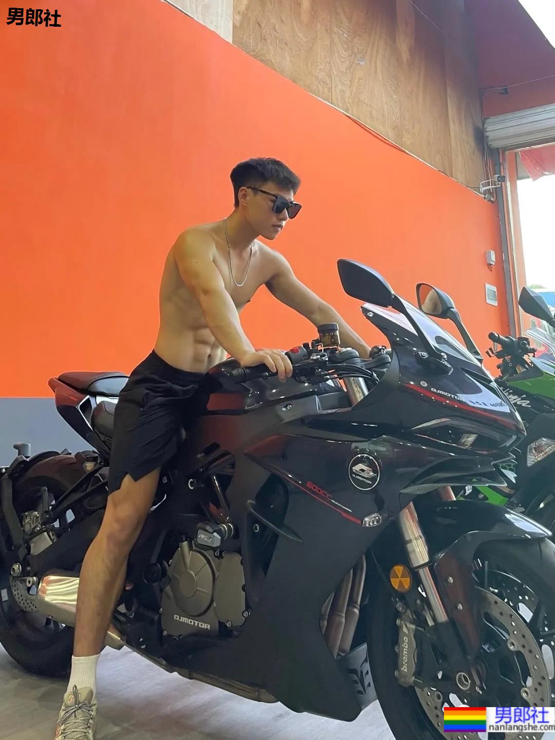 六块腹肌配摩托，这位肌肉小哥帅炸了！ - 51虹马