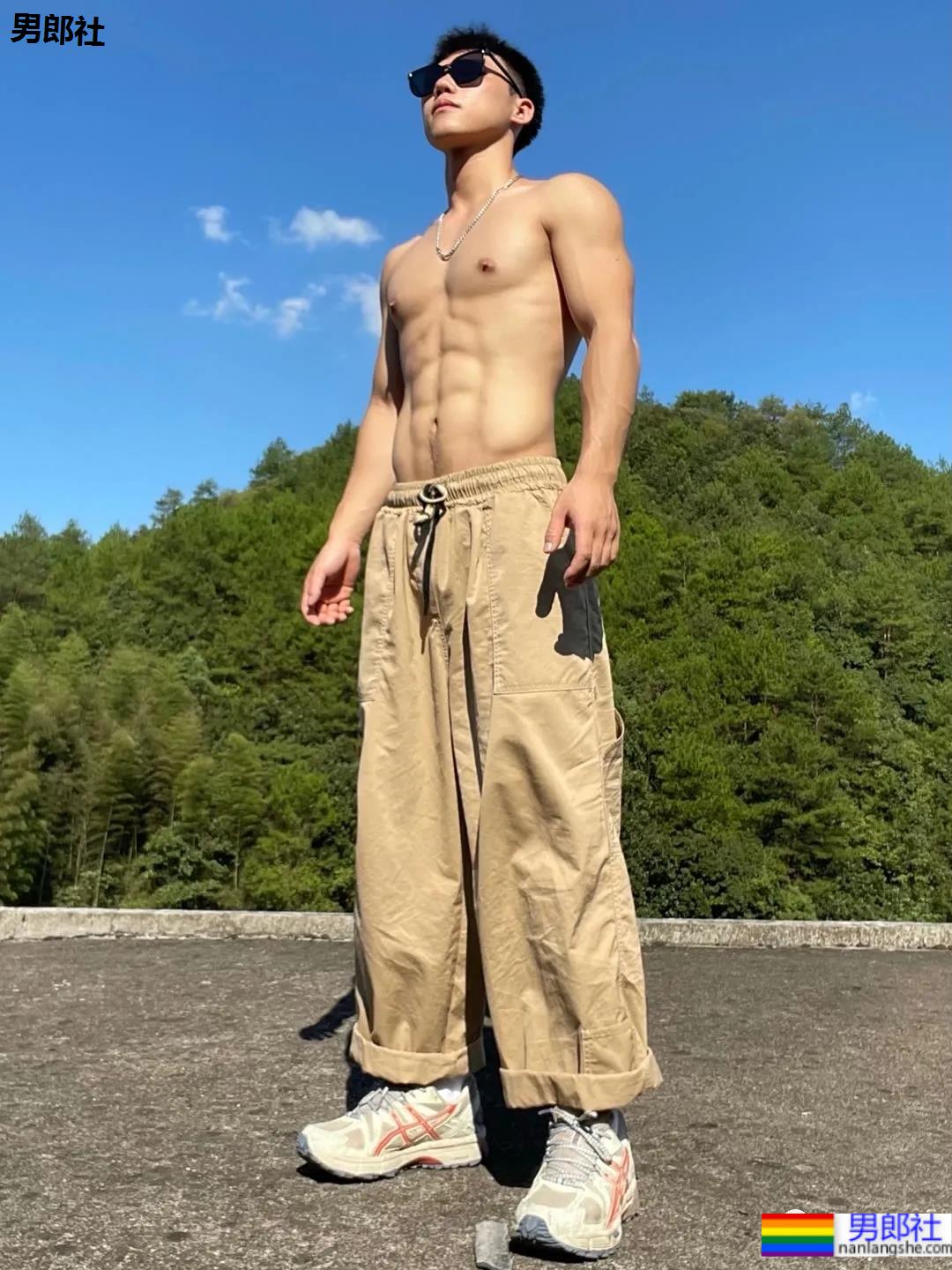 六块腹肌配摩托，这位肌肉小哥帅炸了！ - 51虹马