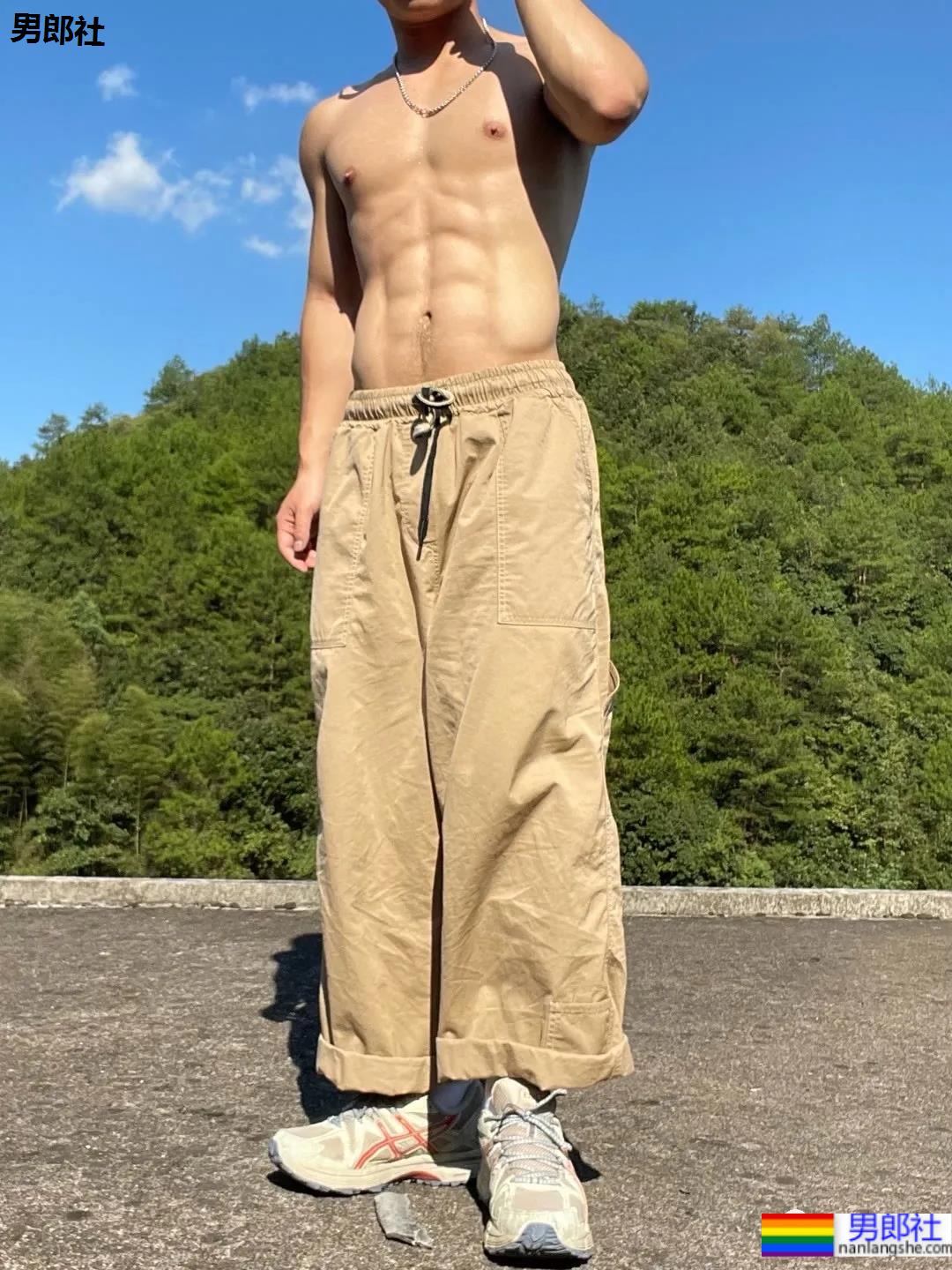 六块腹肌配摩托，这位肌肉小哥帅炸了！ - 51虹马