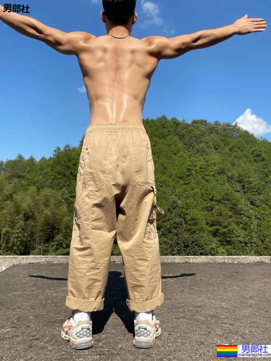 六块腹肌配摩托，这位肌肉小哥帅炸了！ - 51虹马