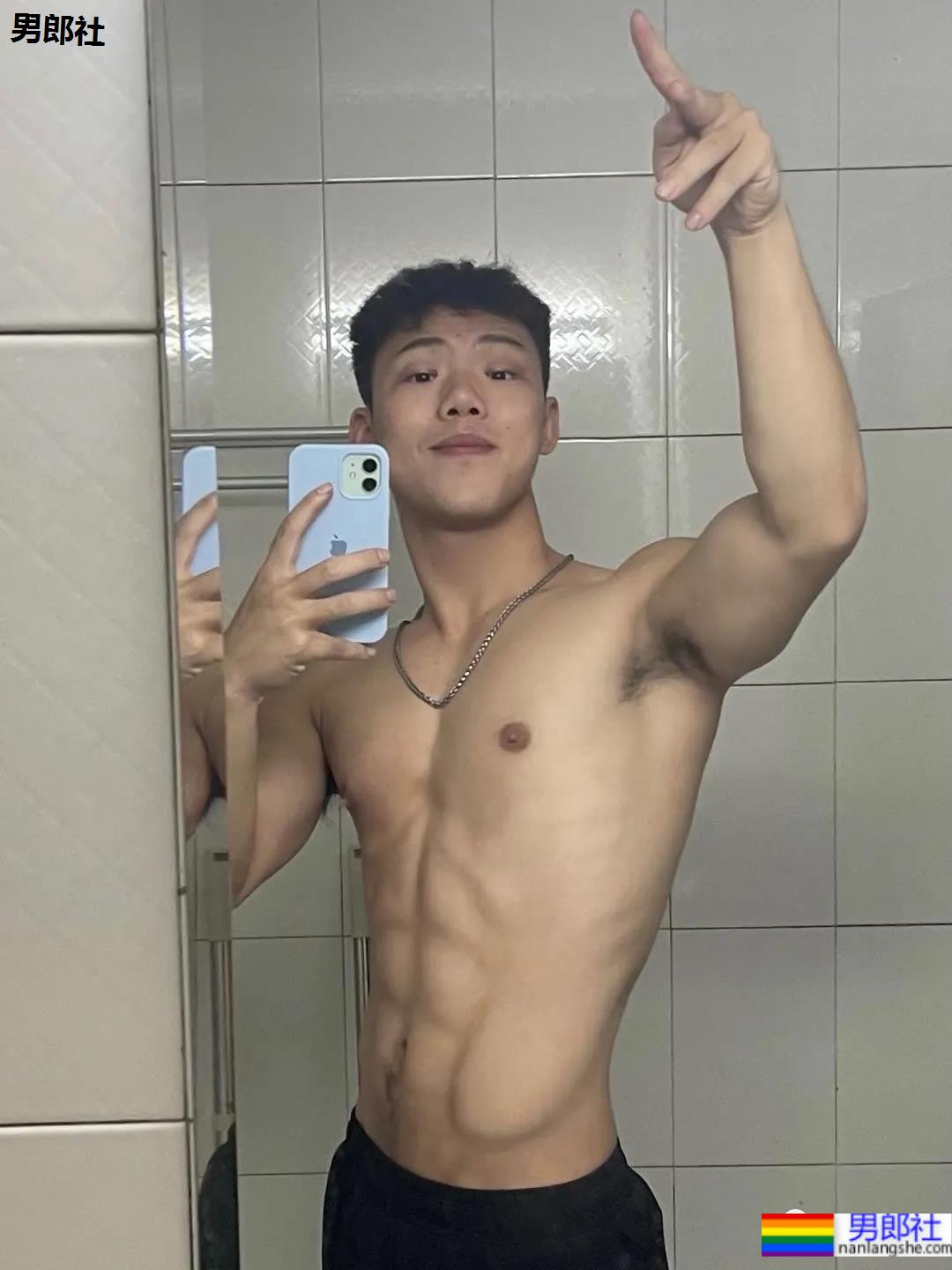 六块腹肌配摩托，这位肌肉小哥帅炸了！ - 51虹马