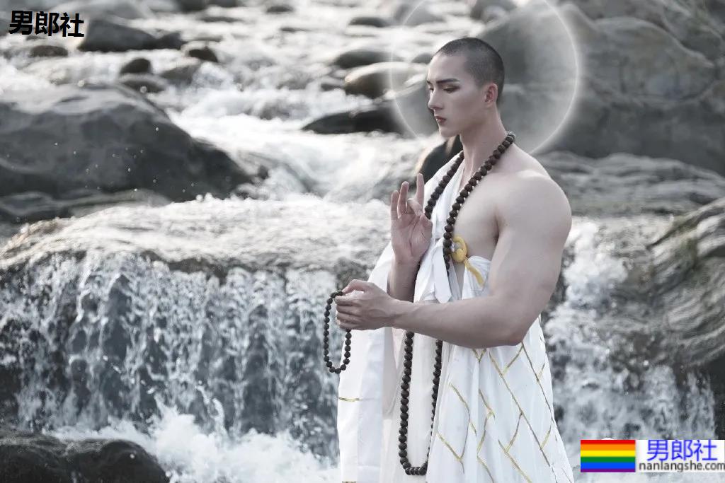 别只盯“肌肉菩萨”，这位超帅“肌肉和尚”的腱子肉，也太太太可了！-51虹马