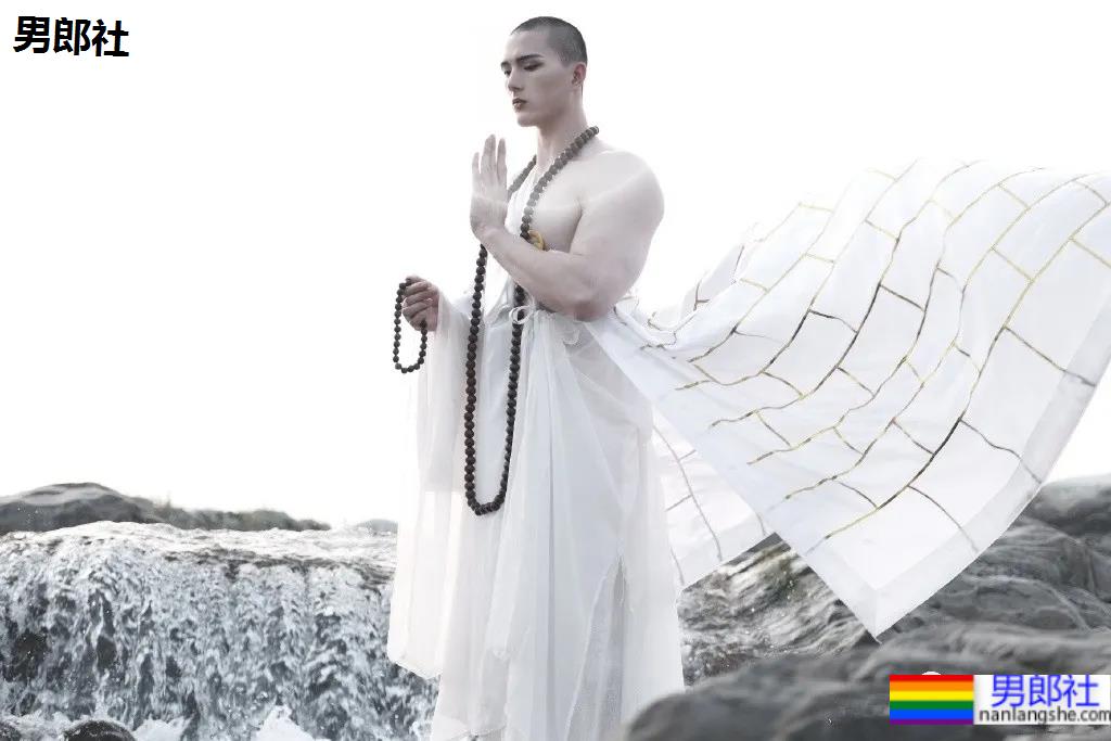 别只盯“肌肉菩萨”，这位超帅“肌肉和尚”的腱子肉，也太太太可了！ - 51虹马