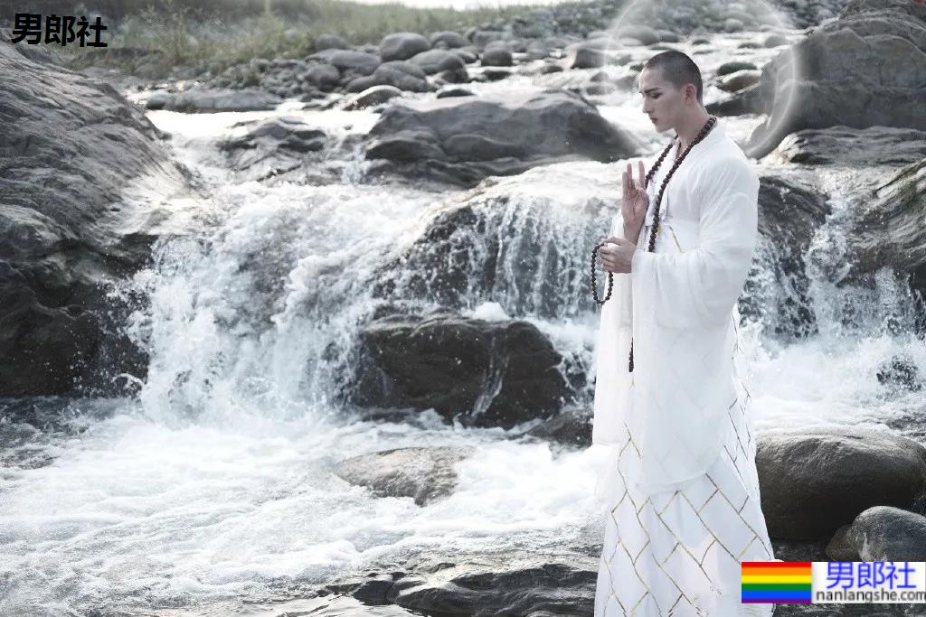 别只盯“肌肉菩萨”，这位超帅“肌肉和尚”的腱子肉，也太太太可了！ - 51虹马