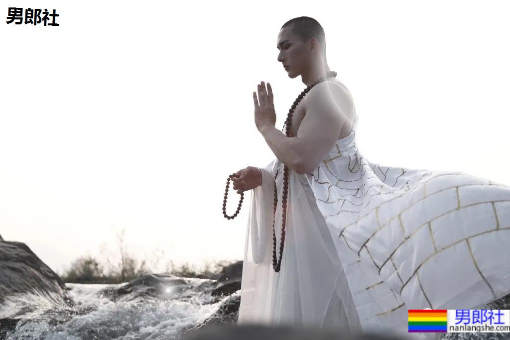 别只盯“肌肉菩萨”，这位超帅“肌肉和尚”的腱子肉，也太太太可了！ - 51虹马