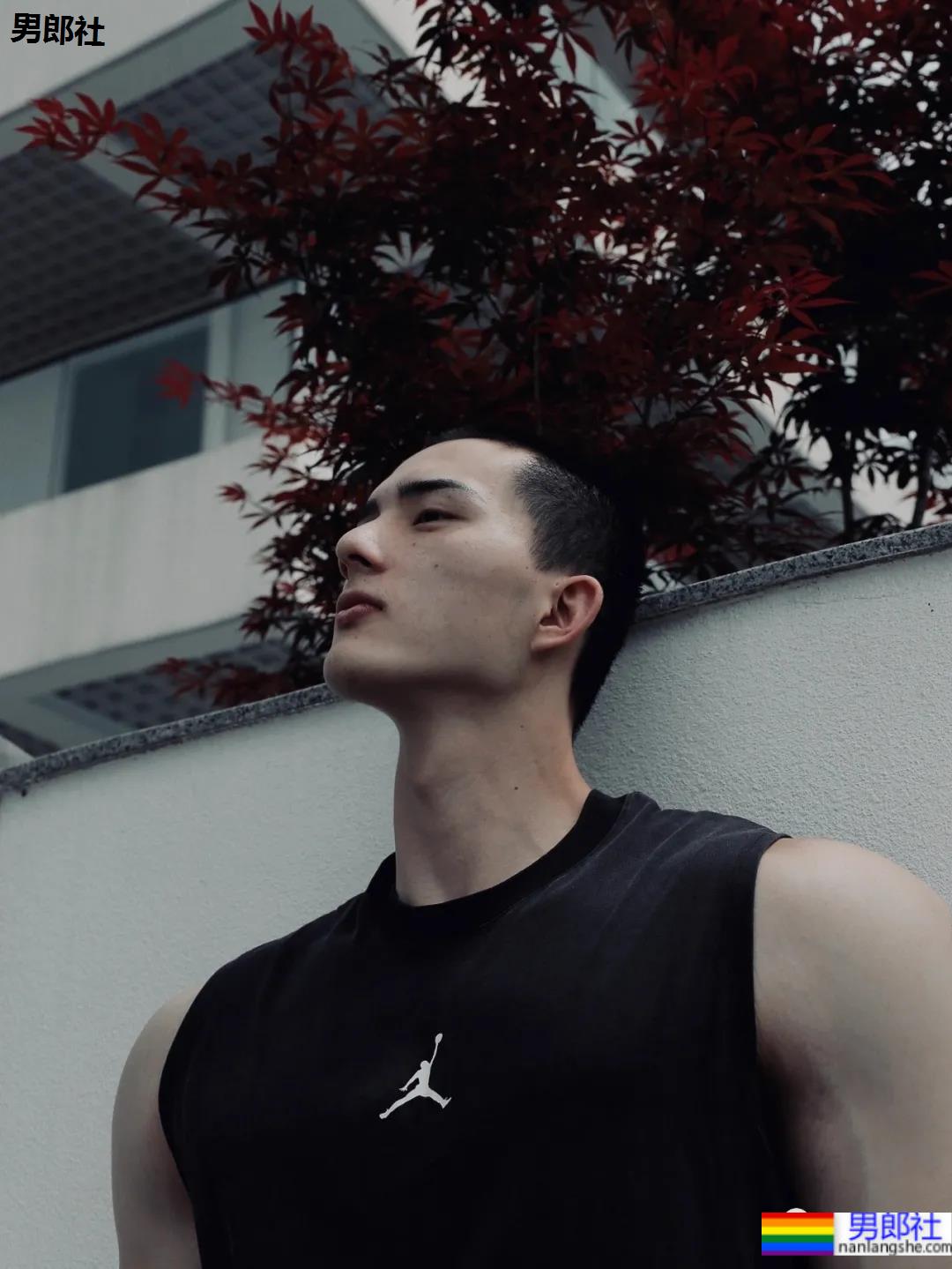 别只盯“肌肉菩萨”，这位超帅“肌肉和尚”的腱子肉，也太太太可了！ - 51虹马