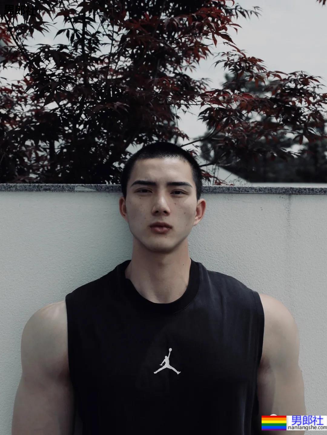 别只盯“肌肉菩萨”，这位超帅“肌肉和尚”的腱子肉，也太太太可了！ - 51虹马