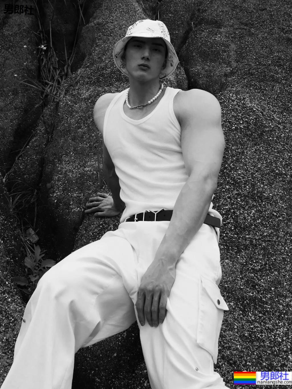 别只盯“肌肉菩萨”，这位超帅“肌肉和尚”的腱子肉，也太太太可了！ - 51虹马