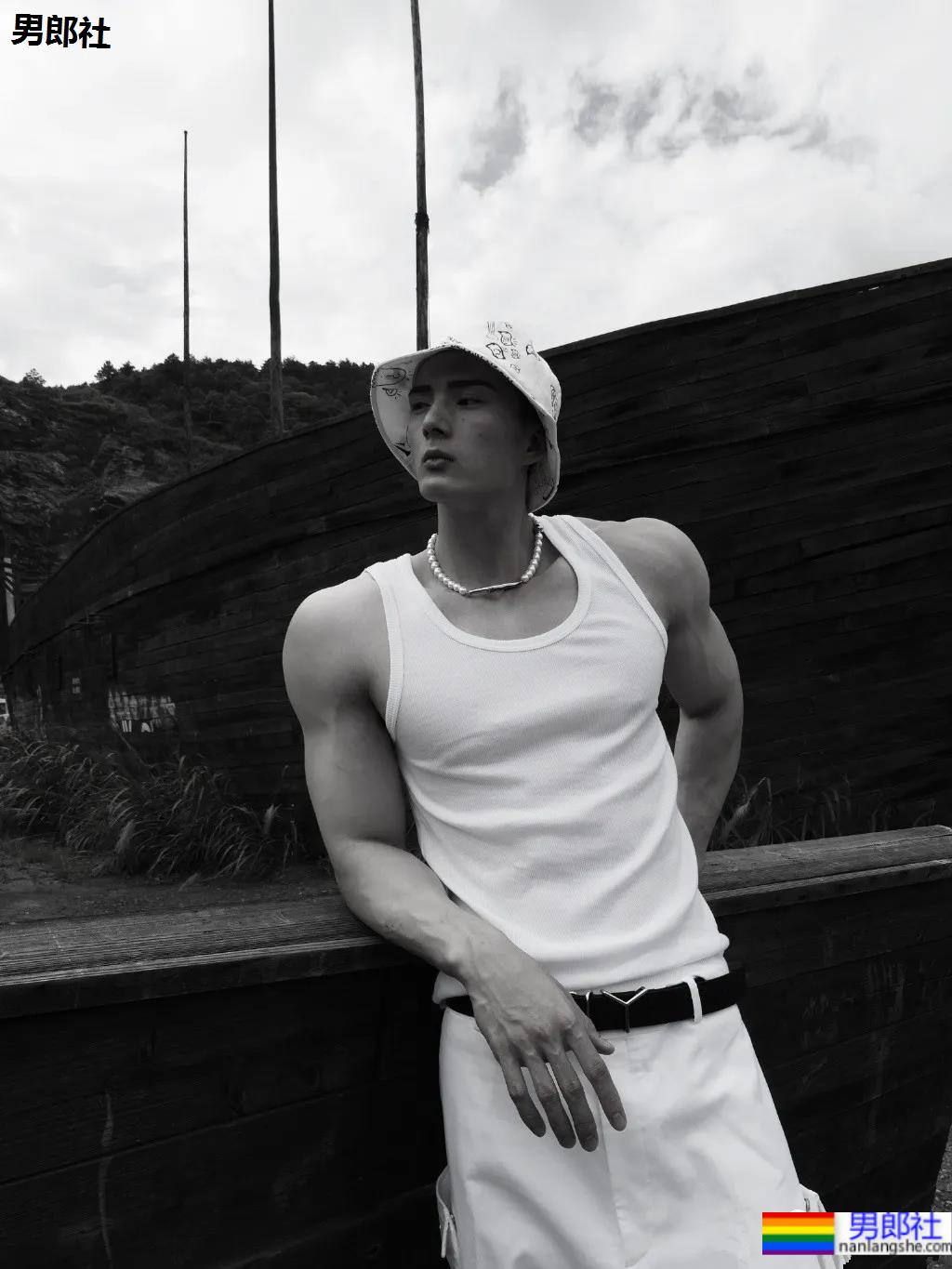 别只盯“肌肉菩萨”，这位超帅“肌肉和尚”的腱子肉，也太太太可了！ - 51虹马