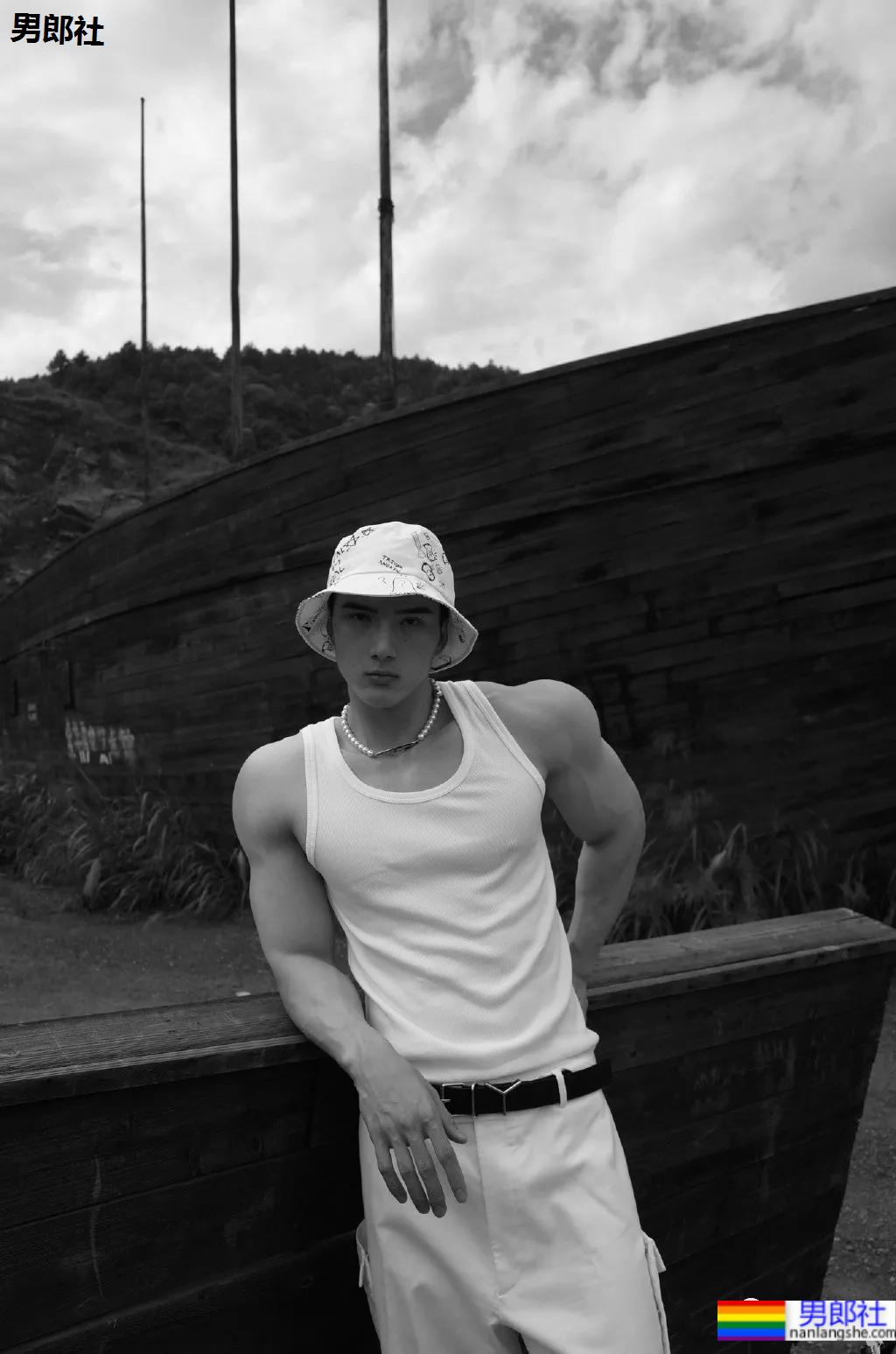 别只盯“肌肉菩萨”，这位超帅“肌肉和尚”的腱子肉，也太太太可了！ - 51虹马