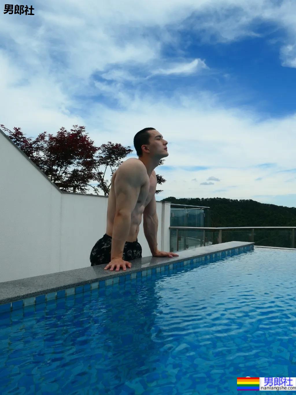 别只盯“肌肉菩萨”，这位超帅“肌肉和尚”的腱子肉，也太太太可了！ - 51虹马