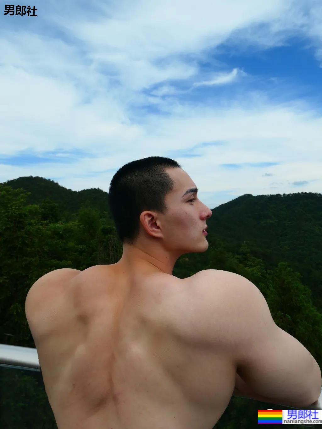 别只盯“肌肉菩萨”，这位超帅“肌肉和尚”的腱子肉，也太太太可了！ - 51虹马