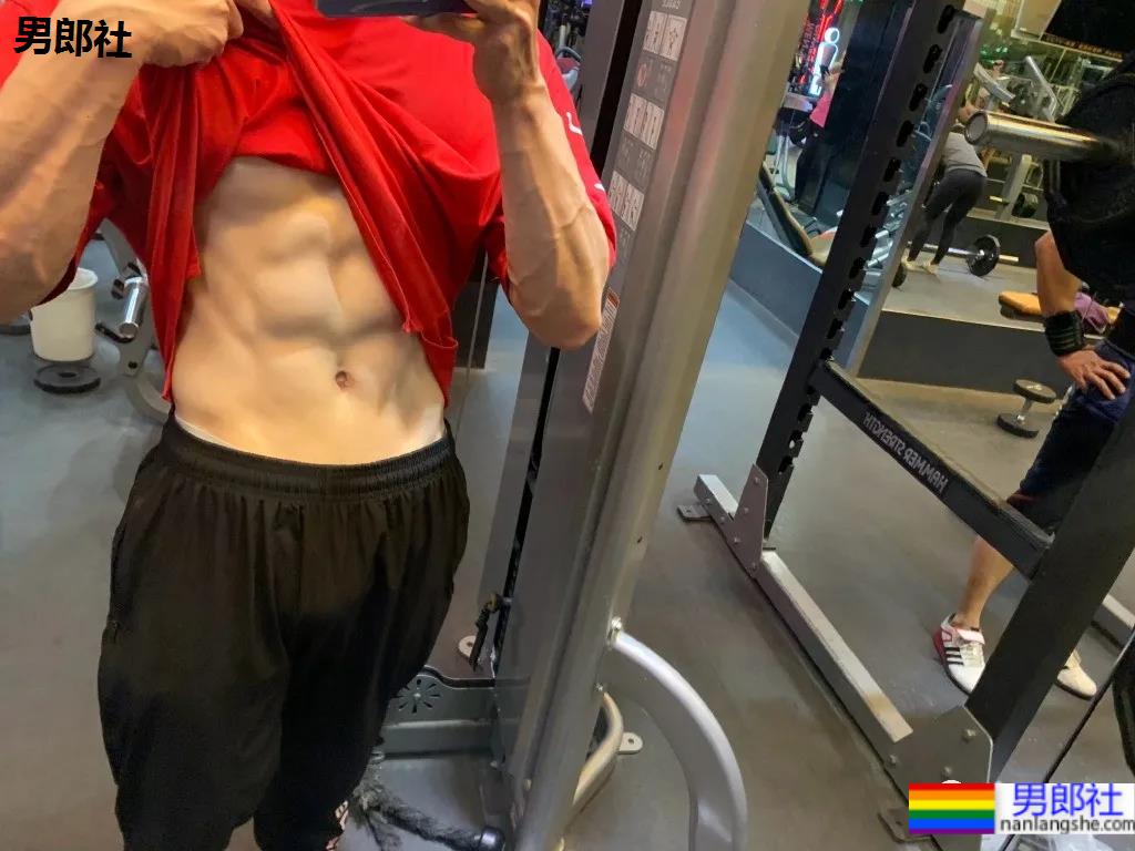 别只盯“肌肉菩萨”，这位超帅“肌肉和尚”的腱子肉，也太太太可了！ - 51虹马