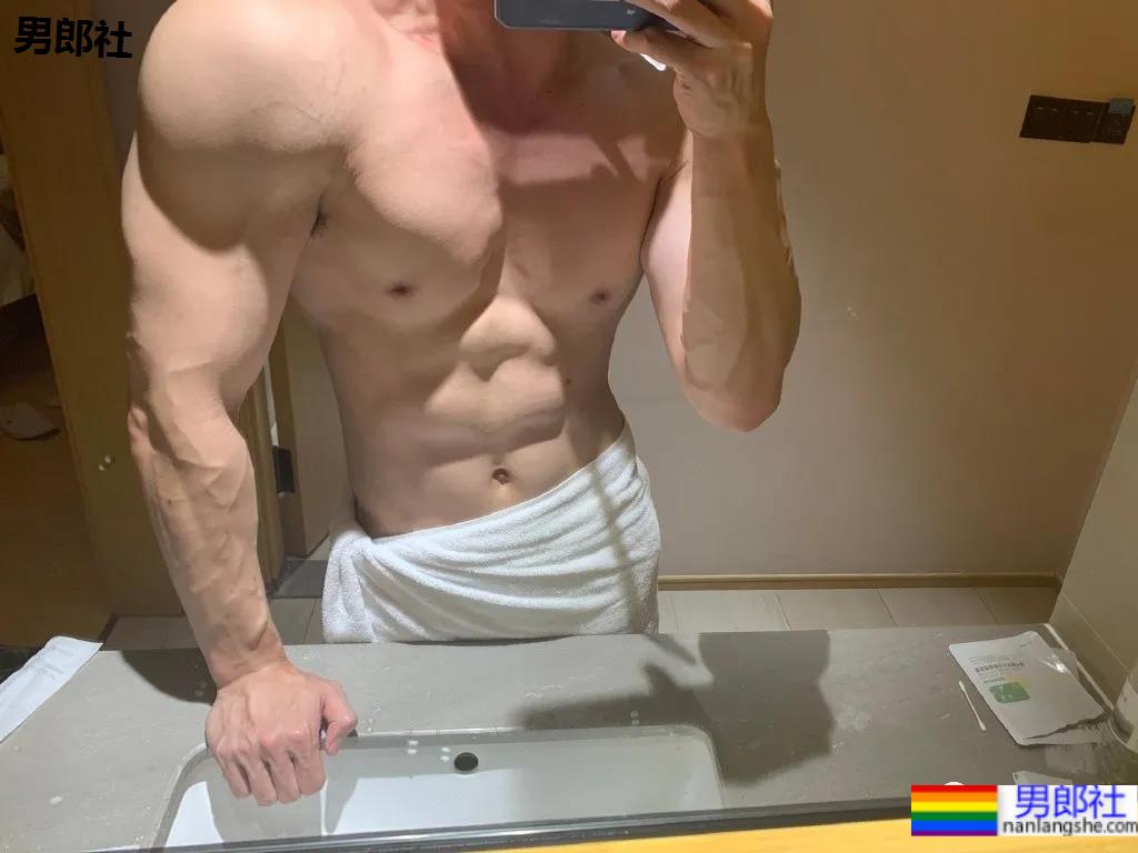 别只盯“肌肉菩萨”，这位超帅“肌肉和尚”的腱子肉，也太太太可了！ - 51虹马