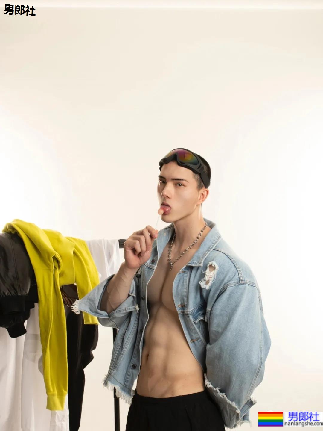 别只盯“肌肉菩萨”，这位超帅“肌肉和尚”的腱子肉，也太太太可了！ - 51虹马