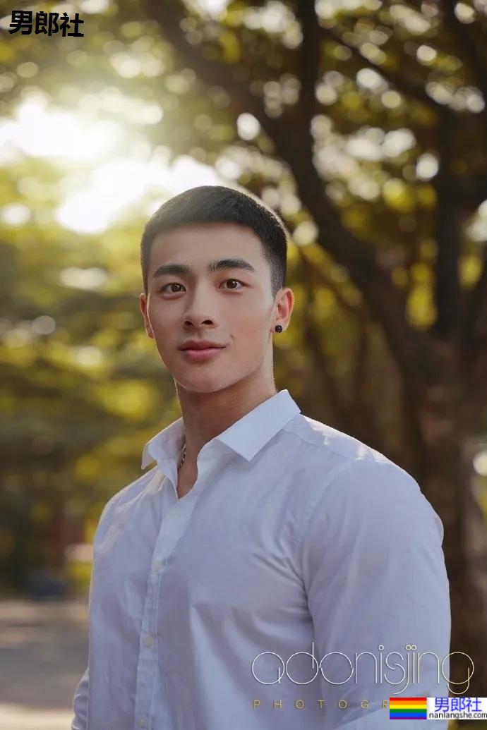 火遍全网的肌肉伴郎最新写真曝光，寸头腱子肉身材还是那个味儿 - 51虹马