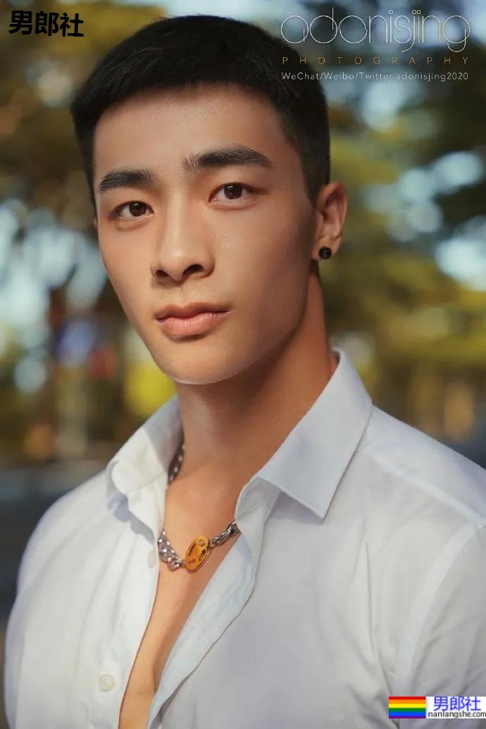 火遍全网的肌肉伴郎最新写真曝光，寸头腱子肉身材还是那个味儿 - 51虹马