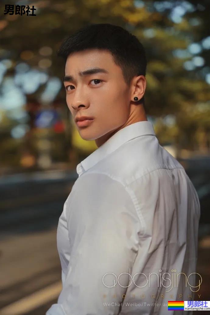 火遍全网的肌肉伴郎最新写真曝光，寸头腱子肉身材还是那个味儿 - 51虹马