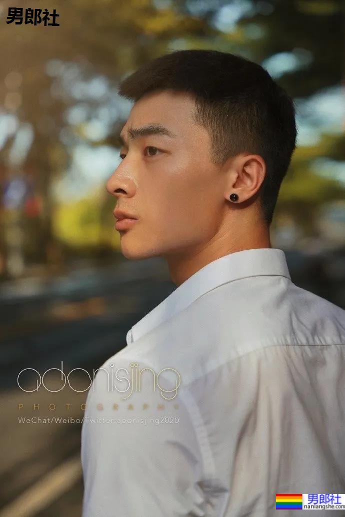 火遍全网的肌肉伴郎最新写真曝光，寸头腱子肉身材还是那个味儿 - 51虹马