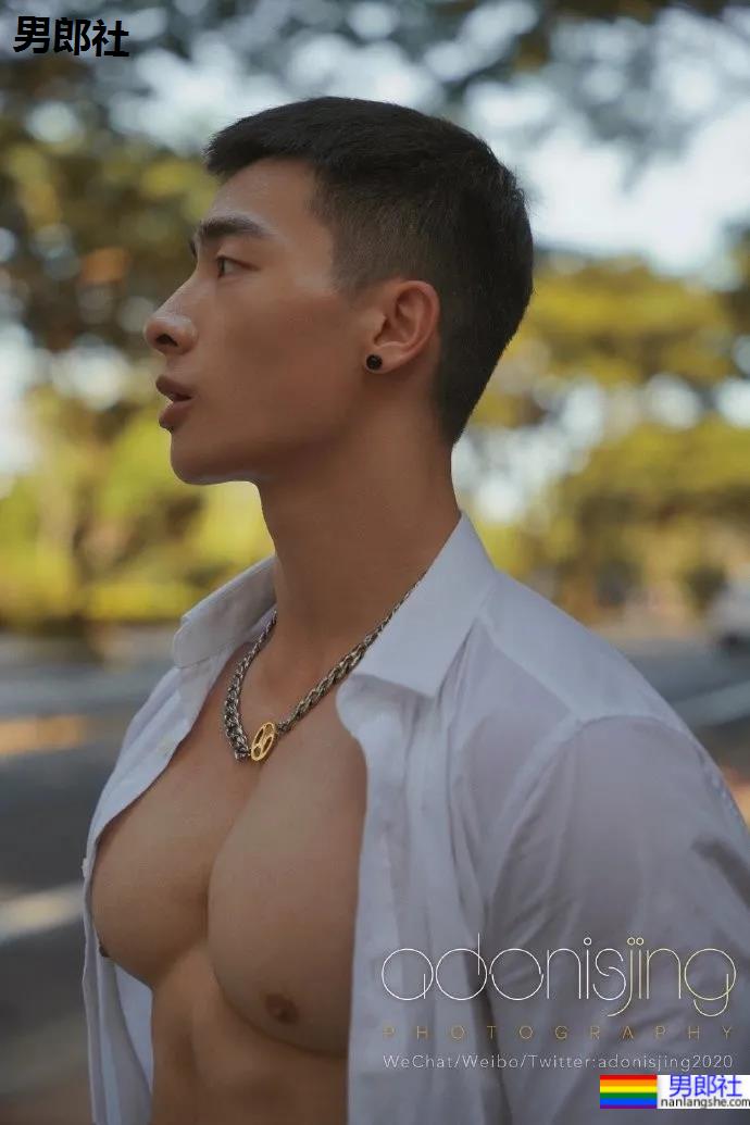 火遍全网的肌肉伴郎最新写真曝光，寸头腱子肉身材还是那个味儿 - 51虹马