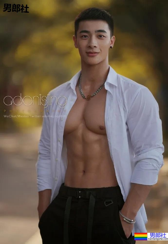 火遍全网的肌肉伴郎最新写真曝光，寸头腱子肉身材还是那个味儿 - 51虹马