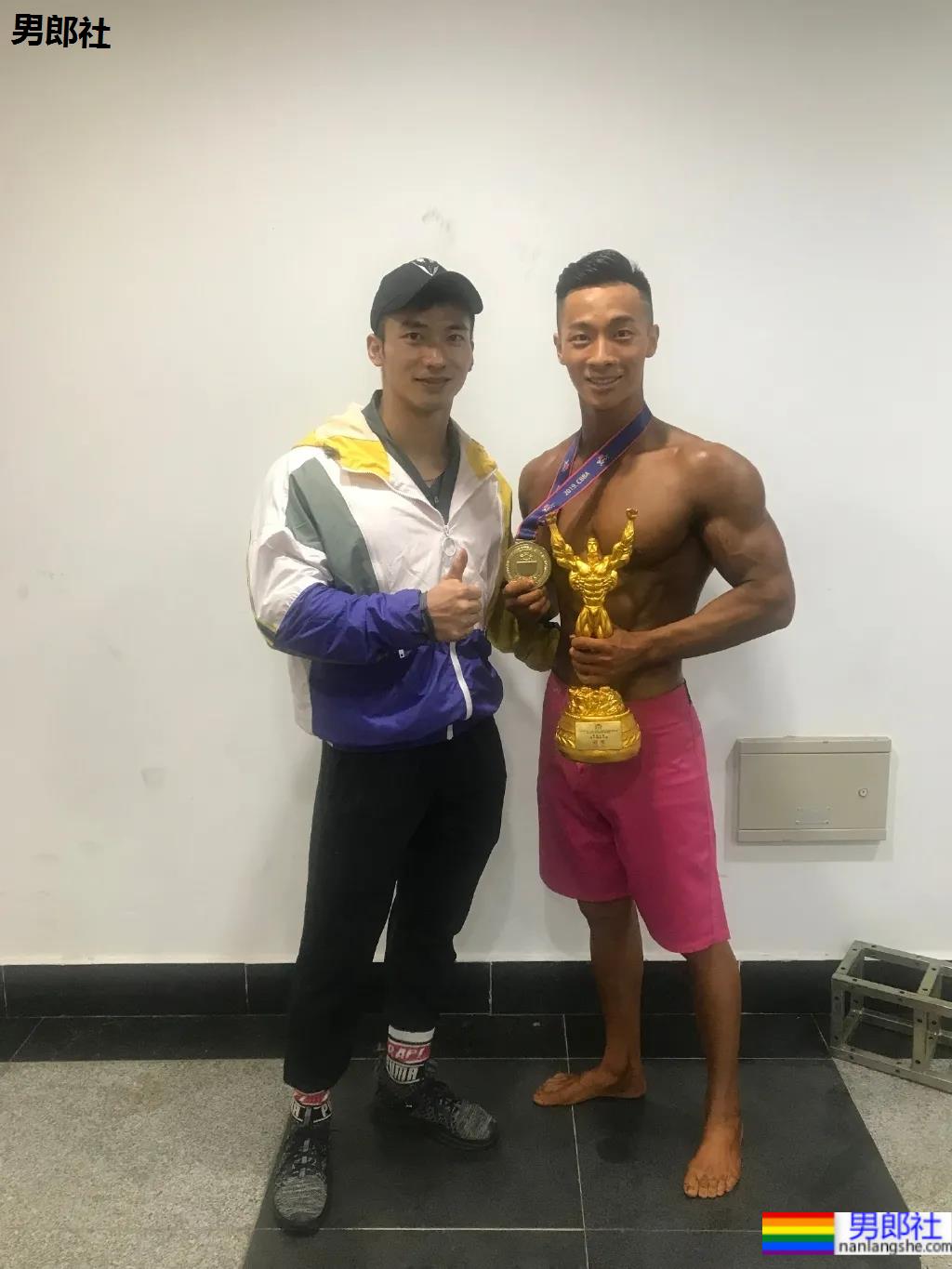 火遍全网的肌肉伴郎最新写真曝光，寸头腱子肉身材还是那个味儿 - 51虹马