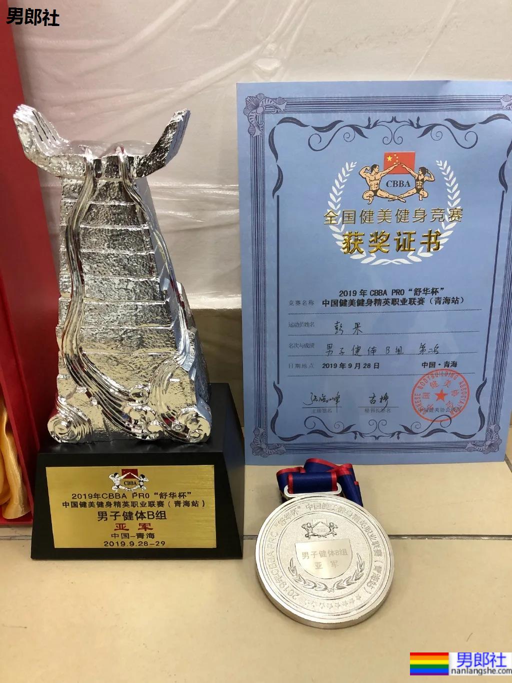 火遍全网的肌肉伴郎最新写真曝光，寸头腱子肉身材还是那个味儿 - 51虹马