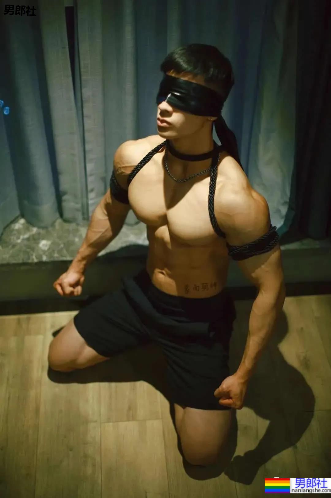 火遍全网的肌肉伴郎最新写真曝光，寸头腱子肉身材还是那个味儿 - 51虹马