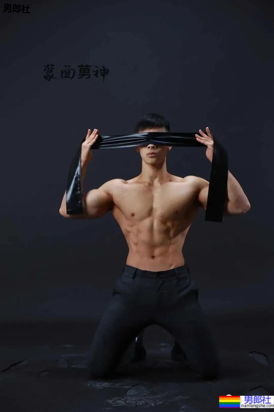 火遍全网的肌肉伴郎最新写真曝光，寸头腱子肉身材还是那个味儿 - 51虹马