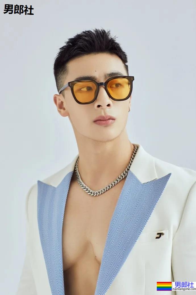 火遍全网的肌肉伴郎最新写真曝光，寸头腱子肉身材还是那个味儿 - 51虹马